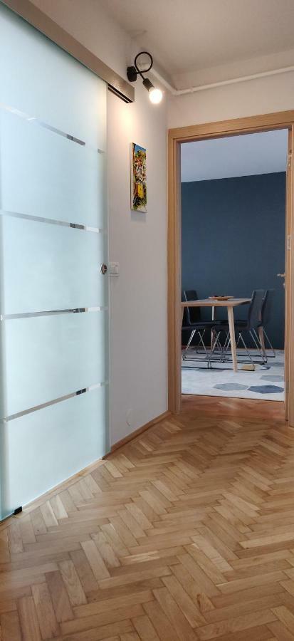 Modern And Cozy Apartment ปีเตช ภายนอก รูปภาพ