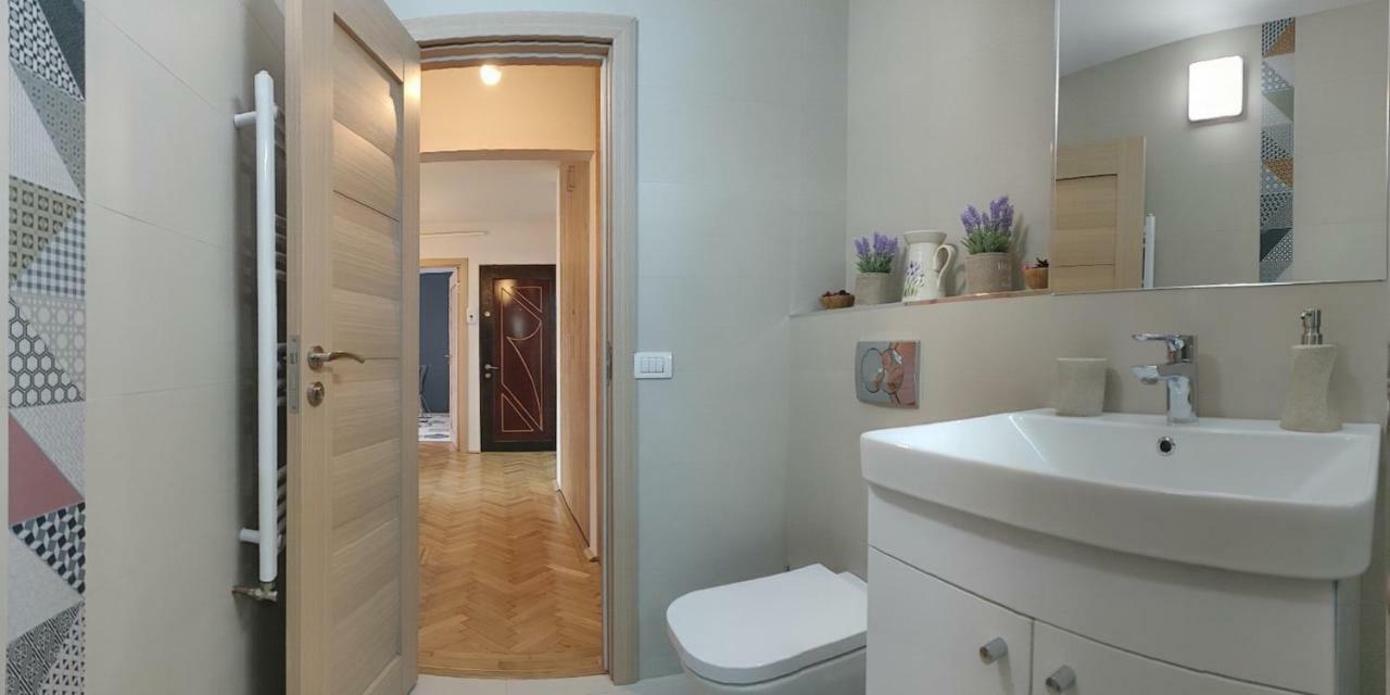 Modern And Cozy Apartment ปีเตช ภายนอก รูปภาพ